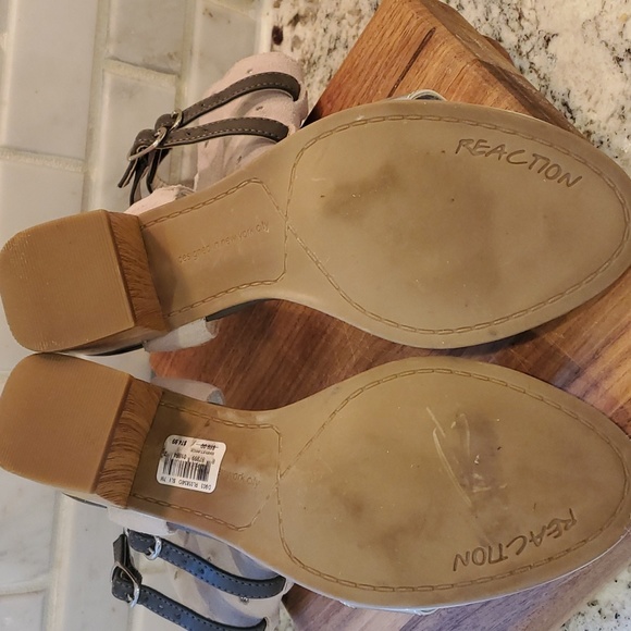 Women's Kenneth Cole Reaction Silver Sandals - Picture 6 of 8